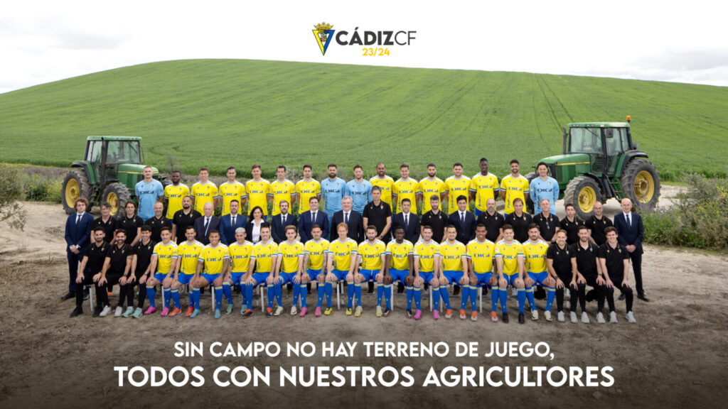 La lucha de los agricultores protagoniza la foto oficial del Cádiz CF 23/24